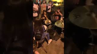 Niña rockera: baterista paraguaya Emma Sofía ofrece show a Foo Fighters frente a hotel en Asunción