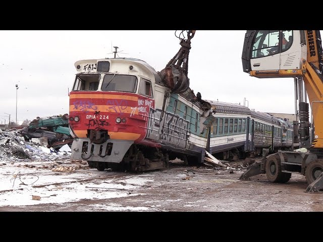Слом моторного вагона дизель-поезда ДР1А-224 1 / Scrapping of DR1A-224 DMU motor car 1 class=