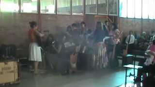 Video thumbnail of "Coro infantil de Mourguez - A pasos agigantados"