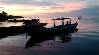 senja yang indah di laut yang teduh