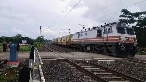 Furious Train Crossing : Fastest Loco Wap7 Teesta Torsa Express Speedy Skipping Out RailGate
