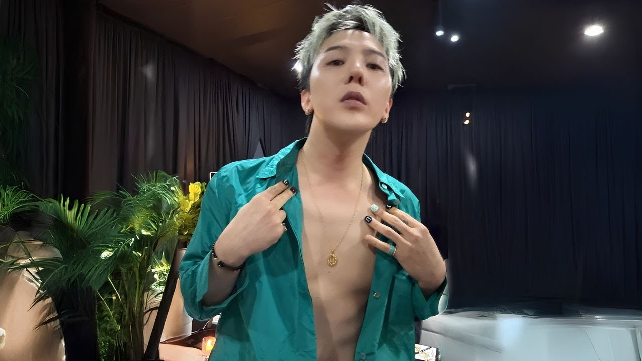 ШОК! G-Dragon в прямом эфире в Instagram 15.11.2025, где он делится своими секретными фотографиями.