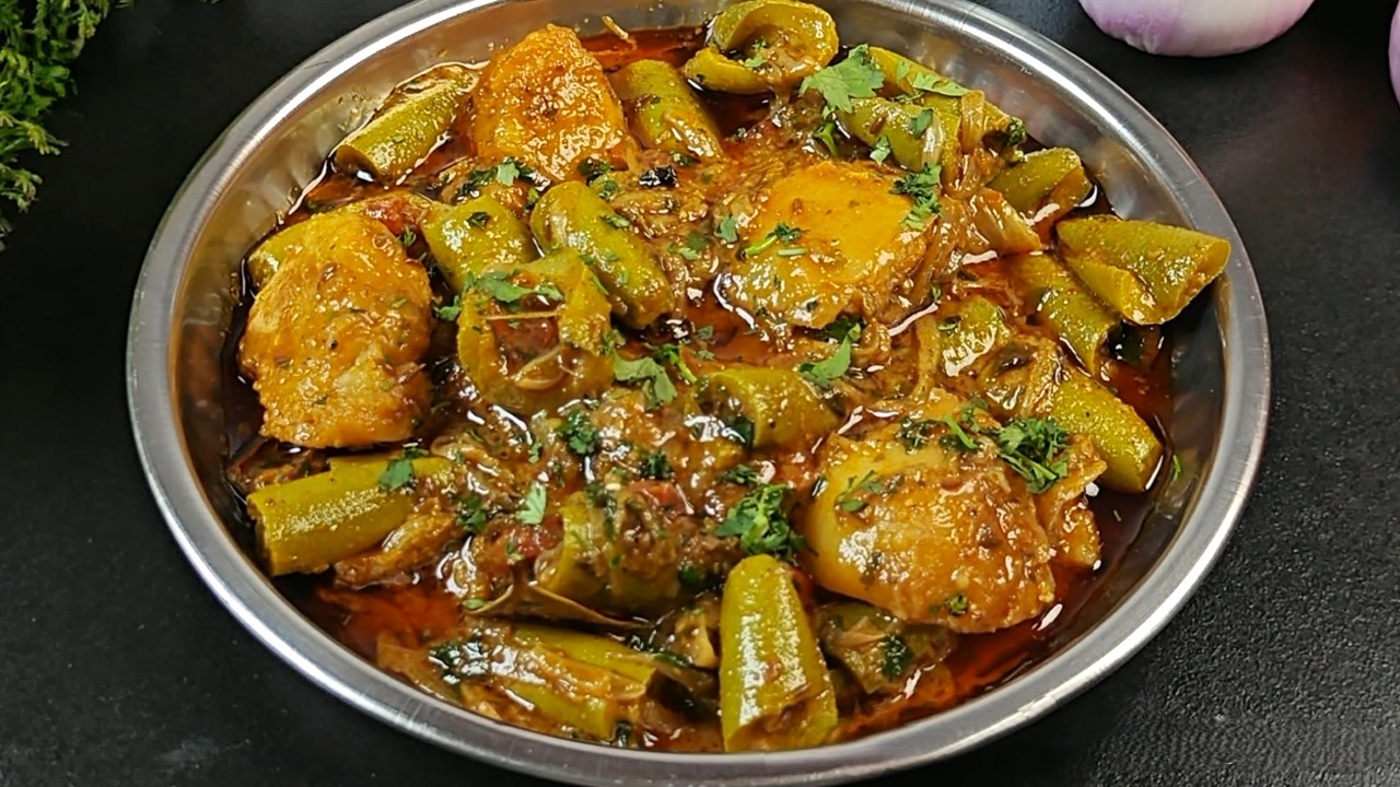 Aloo Parwal Ki Gravy | आलू-परवल की ग्रेवी | Padwal Aloo Ki Sabji ...