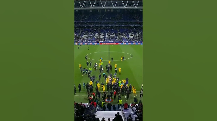 Foi de arrepiar! Torcedores do Espanyol enfurecidos invadiram o campo atrás dos jogadores do Barça.
