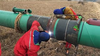 This welding technology is really good, such a big pipe, the welding is finished in one go