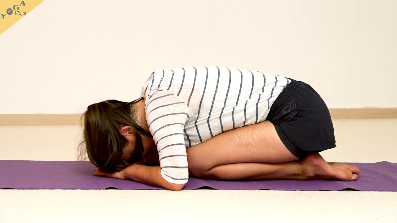 Stellung des Kindes mit Stirn auf den Händen - Yoga Asana Lexikon yoga para niños