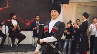 Кавказцы танцуют под Scally Milano
