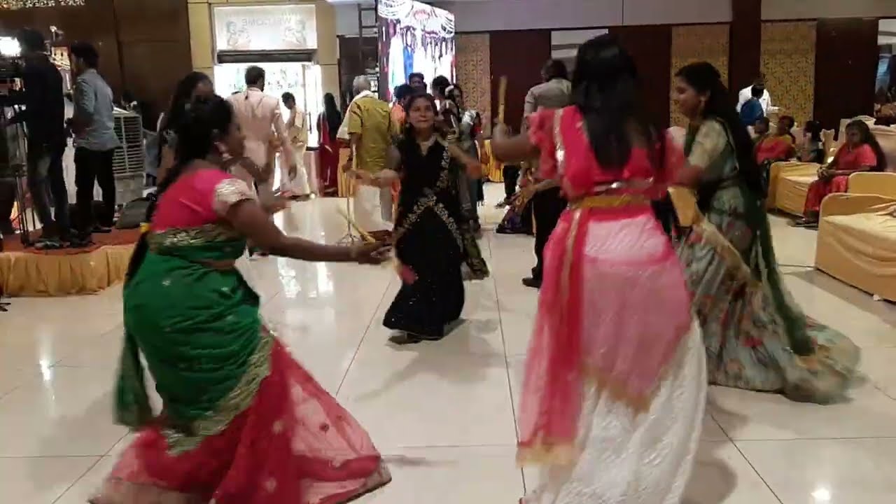 TungutuyyaloTungutuyyala    Bathukamma Song   Traditional Kolatam for all Events by Raajsangeeth