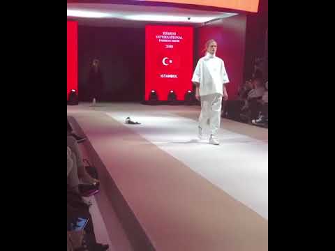 Wideo: „Kot Z Wybiegu” Zmienia Wybieg Pokazu Mody W Stambule W Dosłowny Wybieg