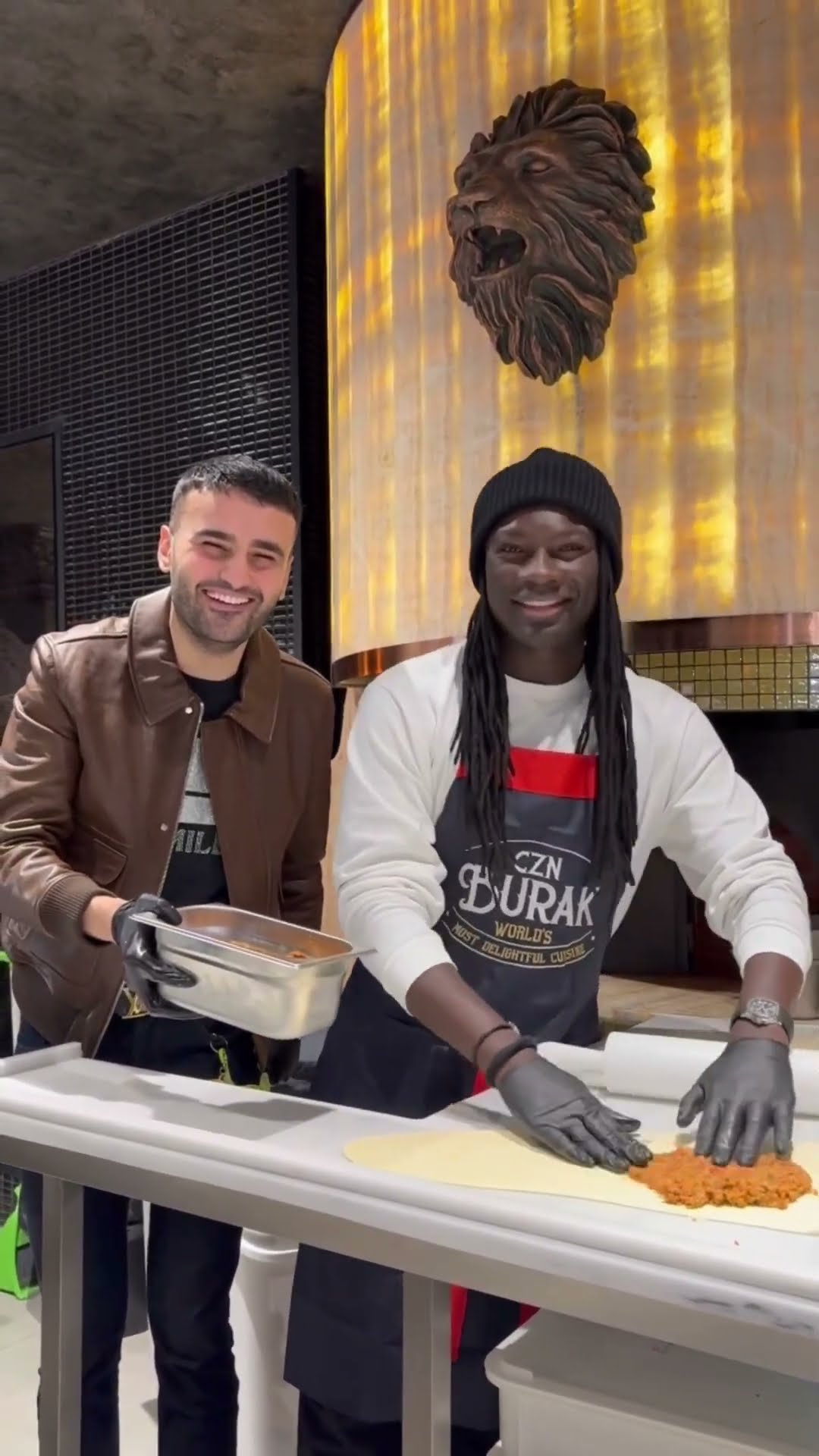CZN Burak ve Bafetimbi Gomis Yemek Hazırladı! #shorts