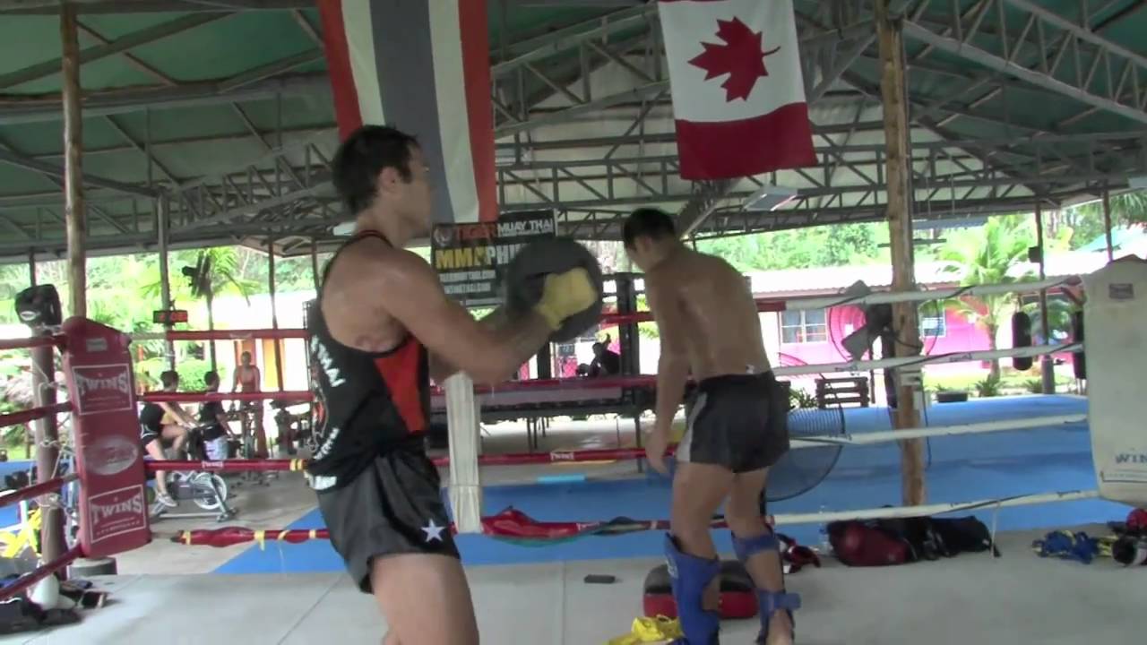 Roger Huerta Thaiboxing pad training with Kru Yod @ Tiger ...