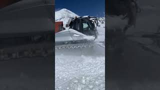 Ратрак чистка снега Приэльбрусье, Азау. snowcat.snow clearing machine near Elbrus