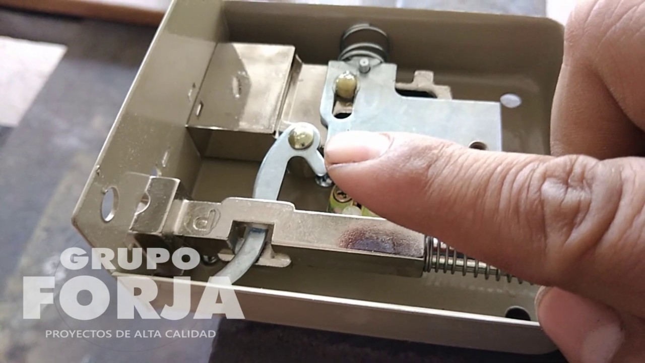 transmisión Scully Son partes de una chapa para puerta sed Bocadillo transmisión Scully Son partes de una chapa para puerta sed Bocadillo