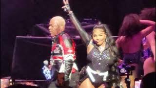 Lil Kim and Sisqó perform the hit 'How Many Licks'
