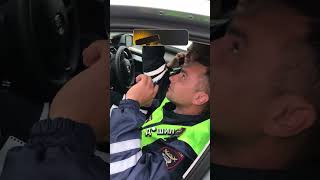 Борзые сотрудники ДПС остановили парня на каршеринге, но что-то пошло не так