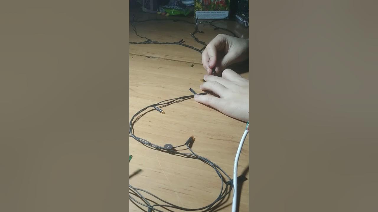 Шнур на разрыв. Порванный провод. Несложный рисунок порванного кабеля. Порывы проводов. Разрыв провода наушников.