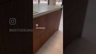 Grifería dorada, encimera Dekton con veta y unos frentes espectaculares para esta cocina DEKitchen