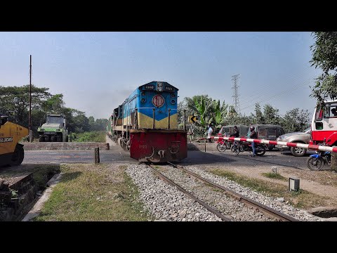 Joyantika Express train thrashing Rail Gate with EMD 2923 GT18LA-2 Locomotive || Bangladesh Railway
