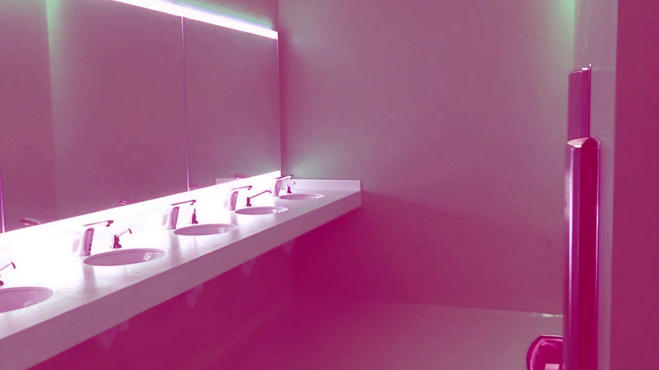 Salt but you are in a bathroom at party - 𝒜𝓋𝒶 𝑀𝒶𝓍 -