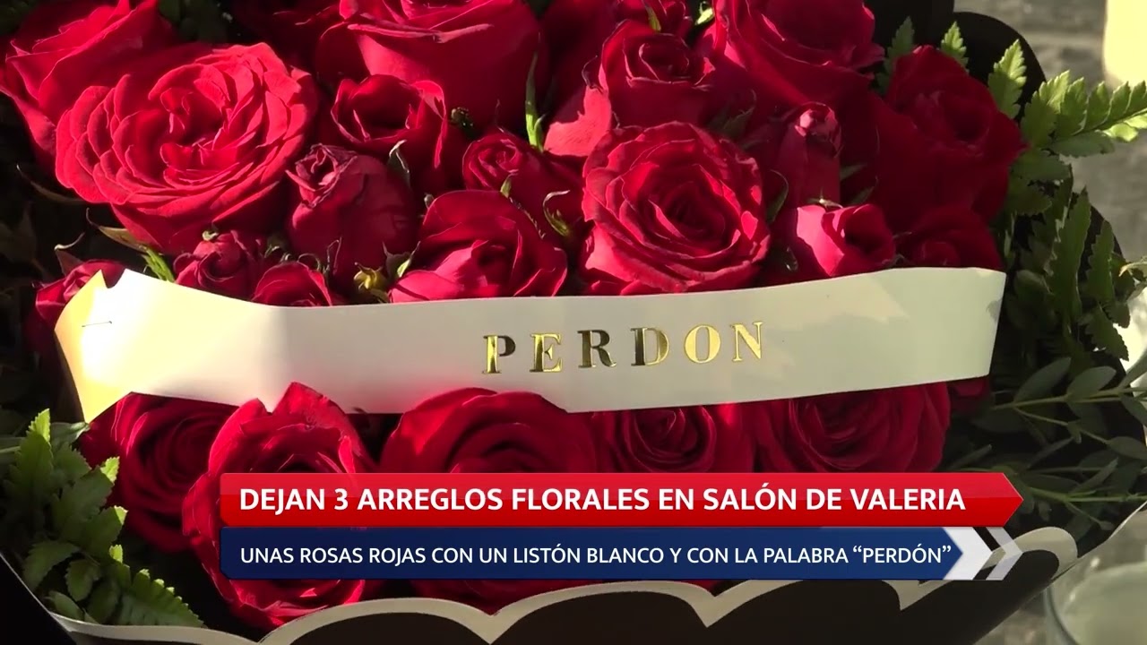 Dejan flores con la palabra "perdón" en estética de Valeria