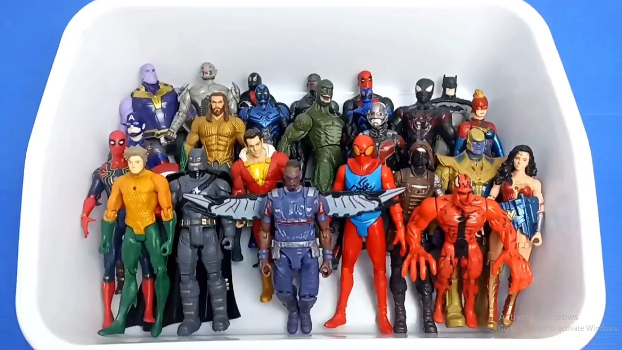 Marvel and DC | Action figure, Green Hulk, Red Hulk, Thanos