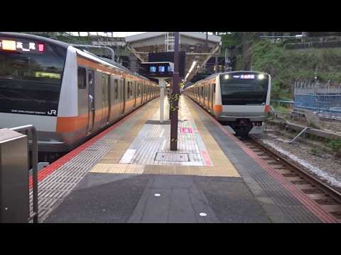 中央緩行線と立体交差して四ツ谷駅に到着してくる中央快速線下りE233系とトンネルから出て到着してくる中央快速線上りE233系