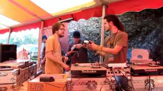 foi oi oi &amp; What the Bleep live at Tribez Vibez 2011-08-28 1/2