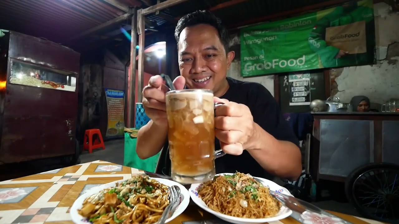 KANAN KIRI NYA BAKMI LEGENDA JOGJA TAPI BAKMI BINTARAN KULON SEJAK 1950 INI PUNYA PELANGGAN SENDIRI