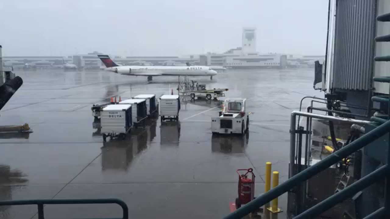 Delta MD90 Taxing from Gate at Denver (DEN) to Minneapolis (MSP) YouTube