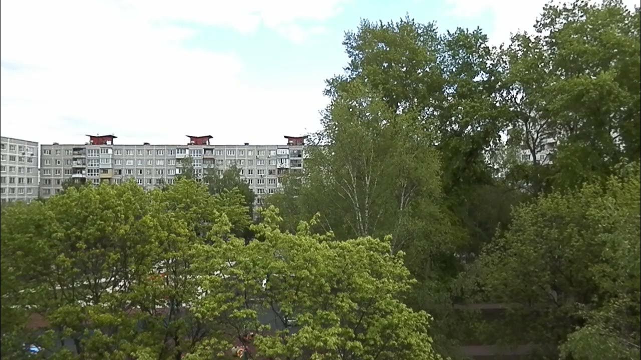 Машина во дворе. Шум во дворе. Шумят во дворе. Люди во дворе. Парень во дворе.