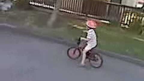 Vincent à vélo sans les petites roues