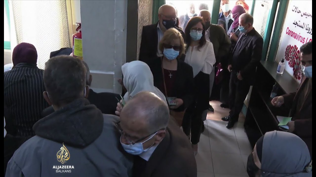 بدأ التطعيم في فلسطين، مع إعطاء الأولوية للعاملين في المجال الطبي وكبار السن