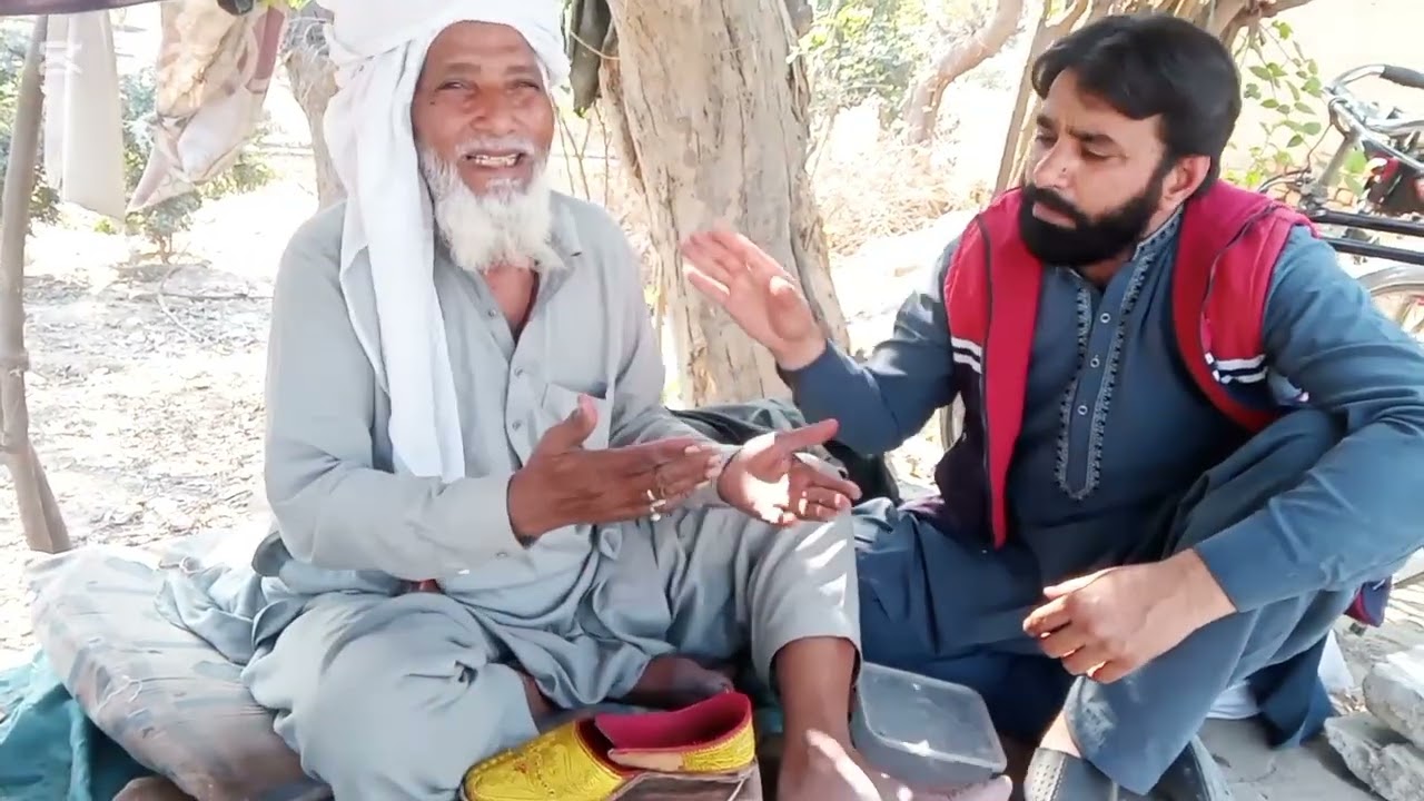 نہر کے کنارے بیٹھا ایک محنتی انسان اپنے ہنر سے جوتے سی کر رزقِ حلال کما رہا 