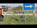 Auto nach Crash gegen Verkehrsschild auf Wiener Straße bei Marchtrenk über Böschung überschlagen