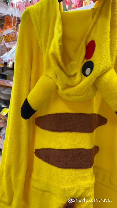 Seseorang belikan aku ini! 😩 Jaket Onesie Pikachu 🧥 KENAPA merchandise Pokemon Jepang imut bangettt??!!! 💛