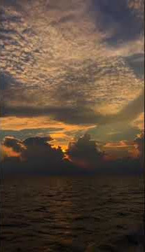 Story WA sunset di laut.