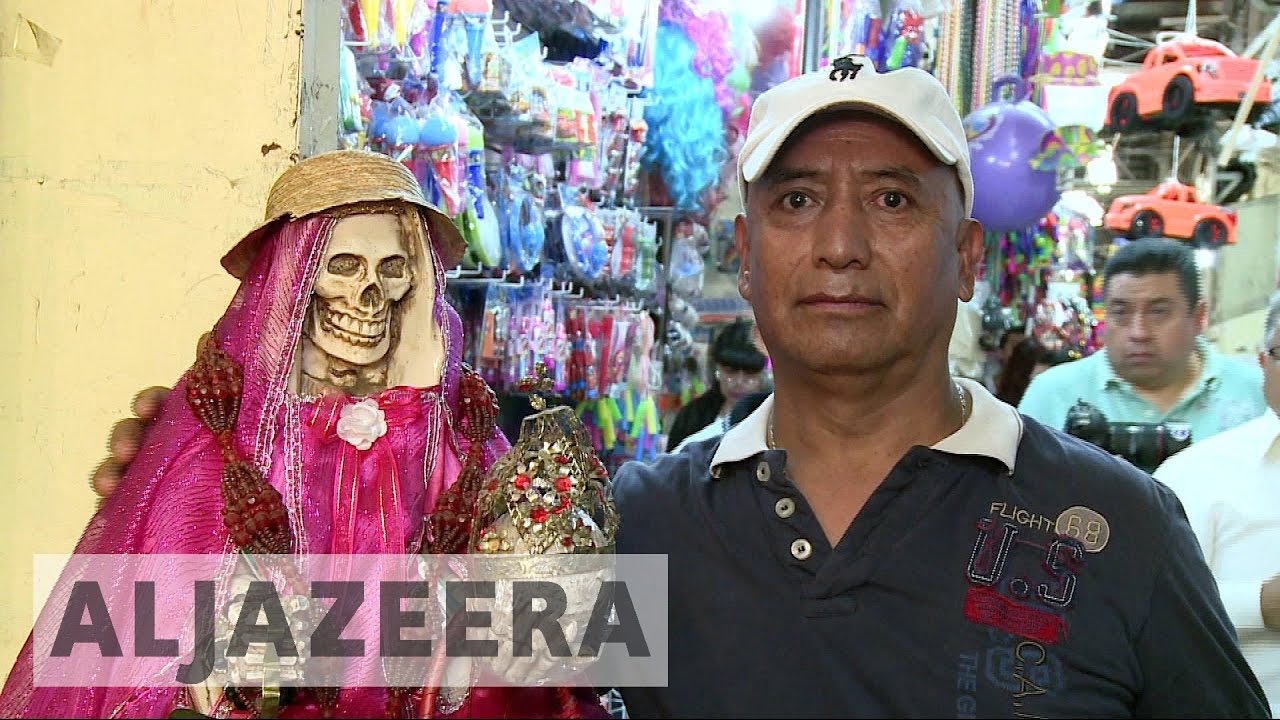 يحرص المكسيكيون على اقتناء التمائم لجلب الحظ في رأس السنة الجديدة