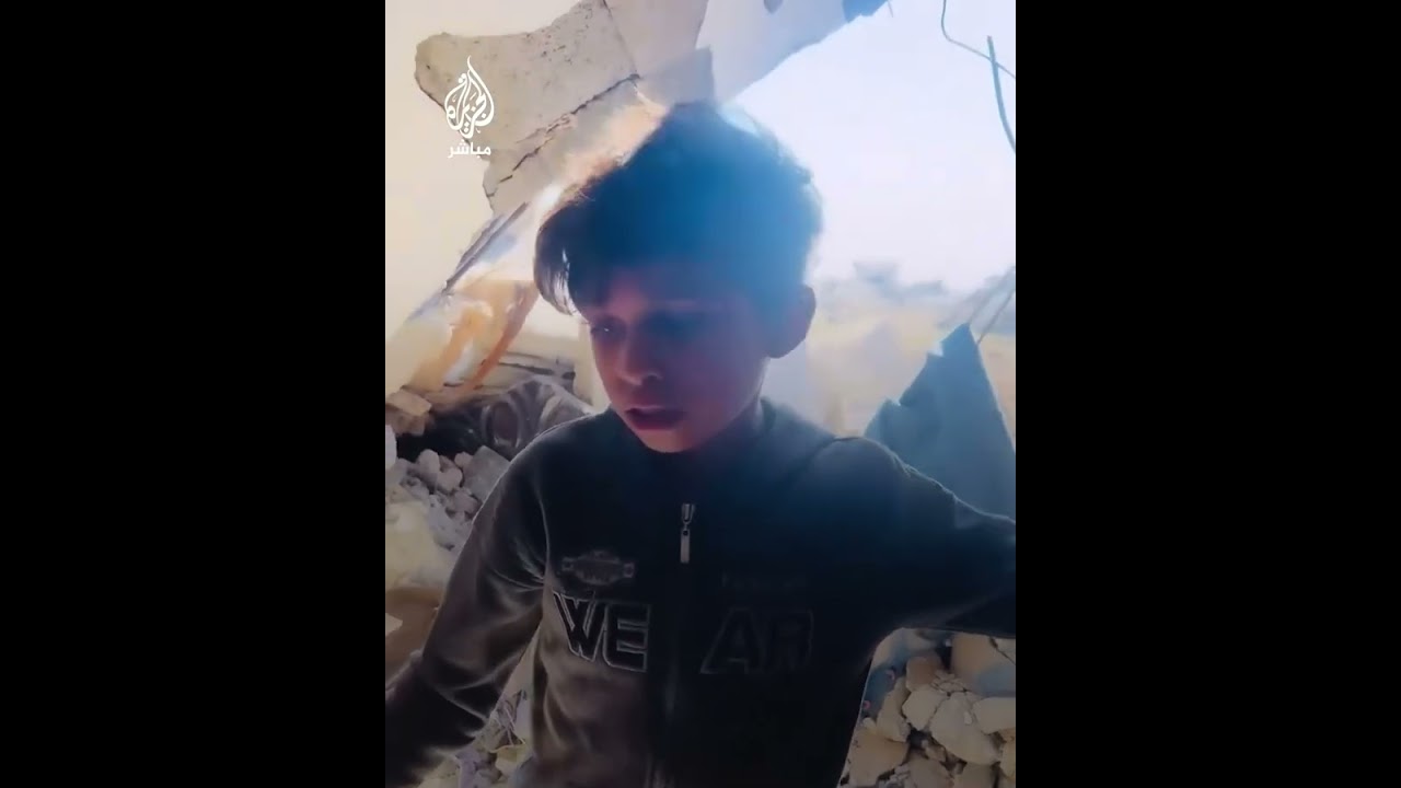 طفل فلسطيني يشكو قسوة الحرب وحرمانهم من “أجواء العيد” في غزة