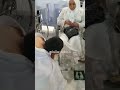 شاب يشرب الماء من تحت اقدام أمه في بيت الله الحرام