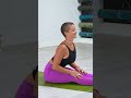 Seated forward fold mistake: lifting off your sit bones ❌