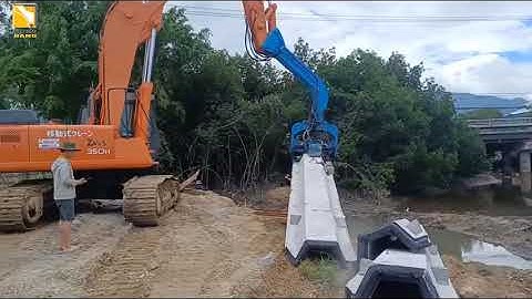 Đóng cừ máng bê tông thi công kè sông bằng búa rung thủy lực gắn xe đào Hitachi ZaXis350