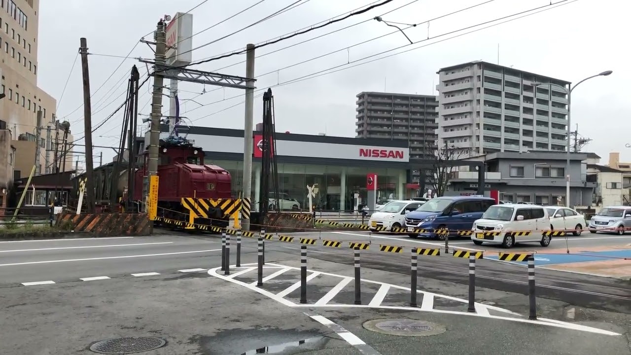 炭鉱電車19号　原料満載タンクを牽引し宮浦駅へ