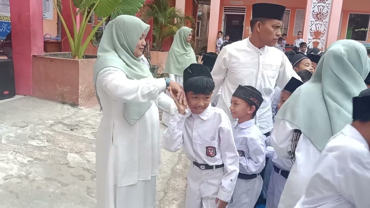 Salaman dengan seluruh siswa