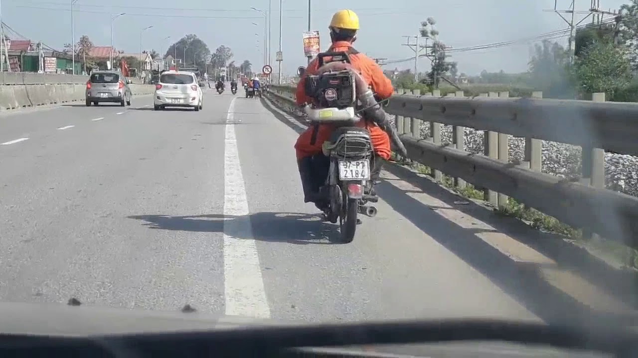 Kì lạ cách dọn rác có “một không hai” trên quốc lộ 1A   Lao Động   LAODONG VN   Tin tức mới nhất - YouTube