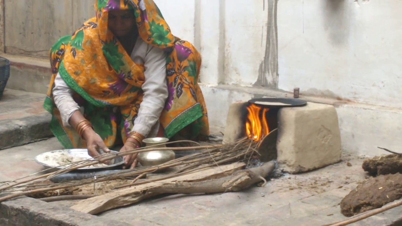 Cooking Pearl Millet Bread on Clay Oven In India, मिट्टी के चूल्हे पे बाजरे की रोटी कैसे बनाये