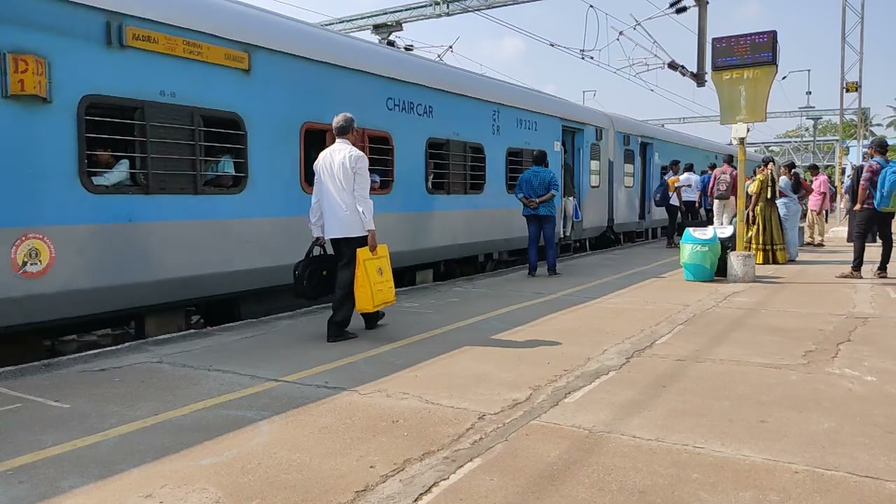 PALLAVAN SUPER FAST EXPRESS 12606 KARAIKUDI - CHENNAI EGMORE EXPRESS  ARRIVAL AT VILLUPURAM JUNCTION