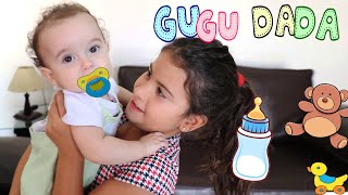  MARIA CLARA FINGE SER BABÁ POR UM DIA COM BEBÊ DE VERDADE 👶  Pretend to play nanny!!! 