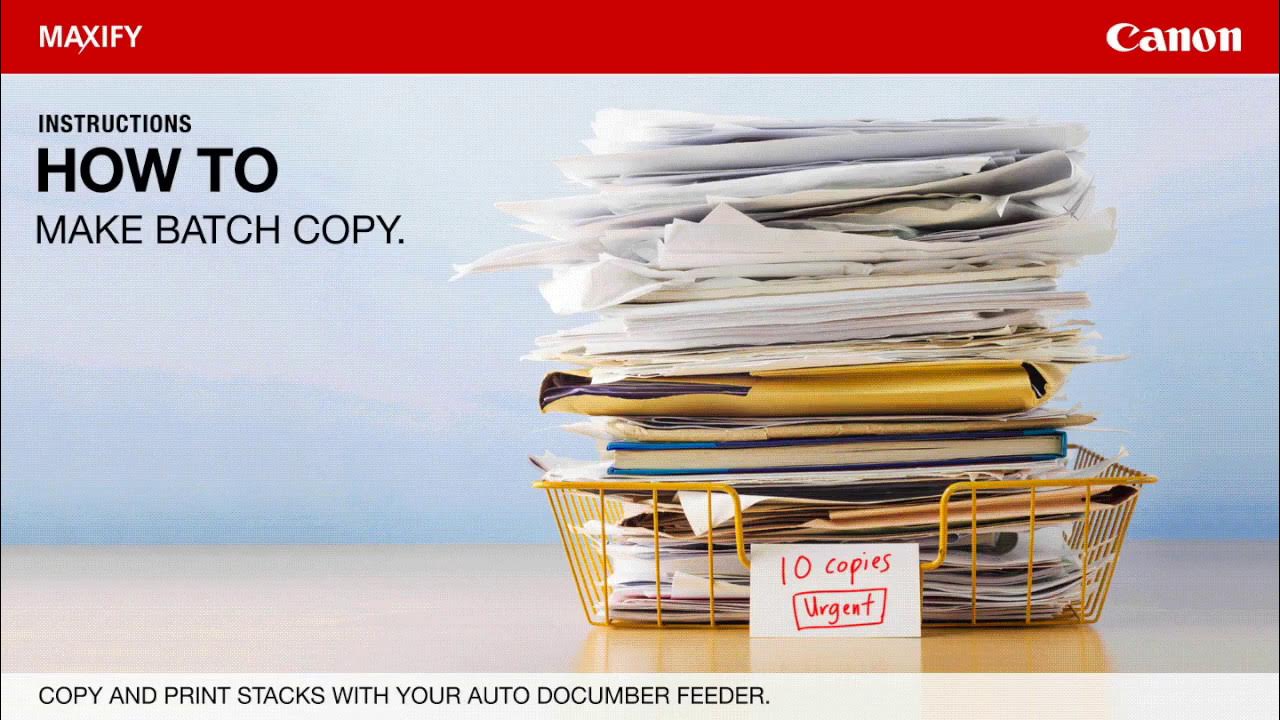 Архив стоковые. Бумаги документы. Filing documents. Много документов. Доска файлов в руке.