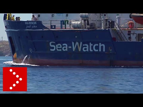 Sea Watch forza il blocco, le immagini dal mare