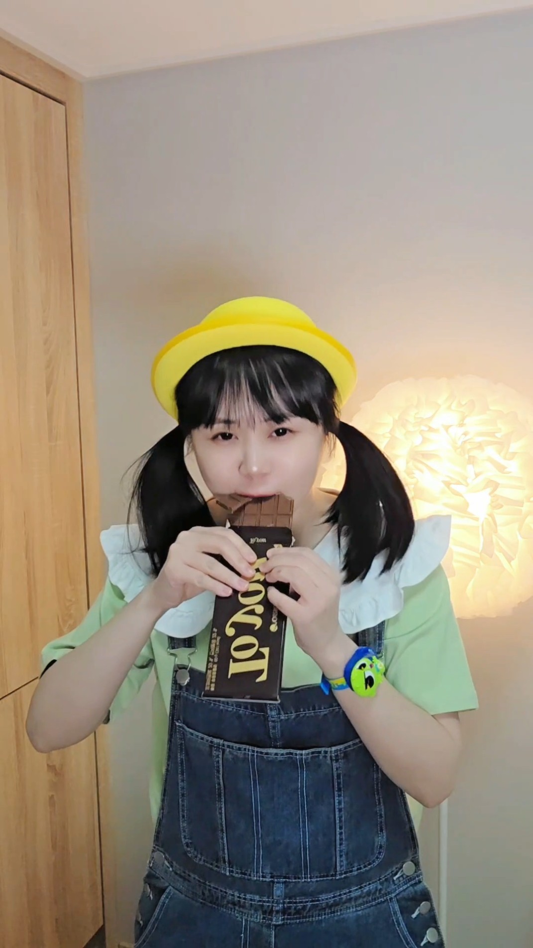 과자 먹는 소리ASMR??Snack Eating Sound#funny #shorts